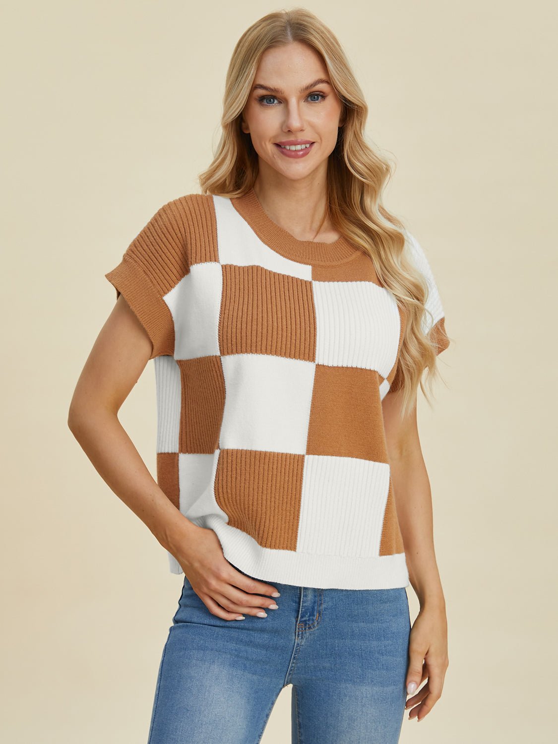 Woman wearing a checkered round neck short sleeve sweater in brown and white, made from viscose, polyester, and polyamide.
