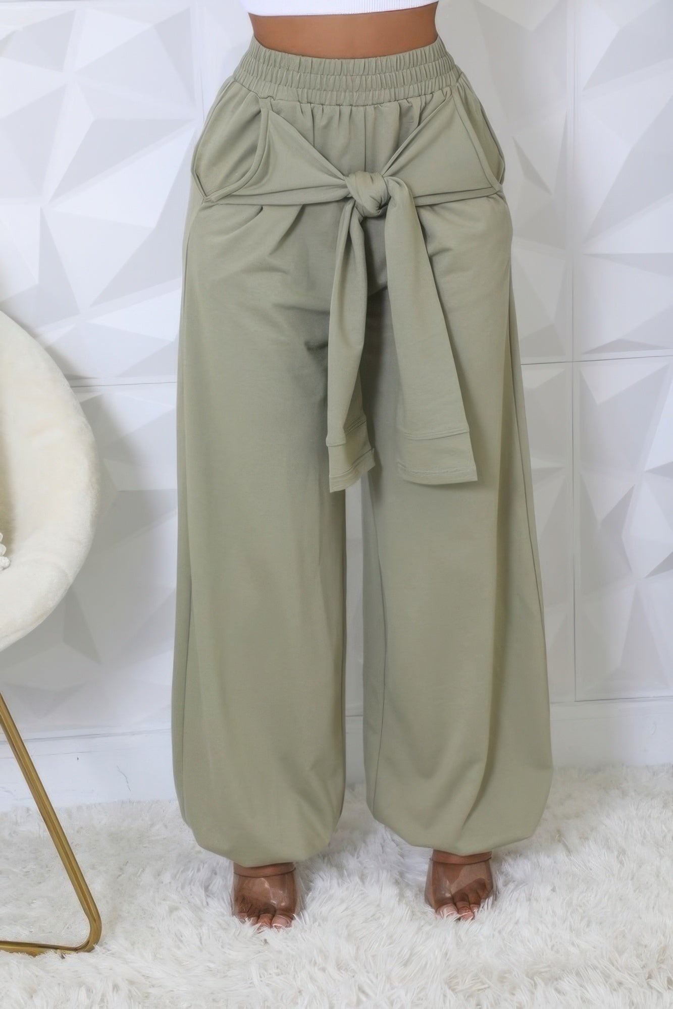 Stylish high-waisted stretch pants with elastic waistband, practical pockets, and cuffed bottoms in a versatile solid color.